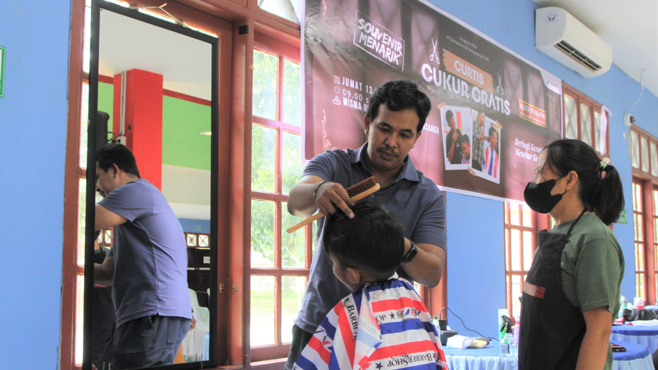 Berdayakan Warga Lokal, PEP Sangasanga Field dan PHSS Gelar Program “CurTis: Cukur Gratis” Jelang Idulfitri 