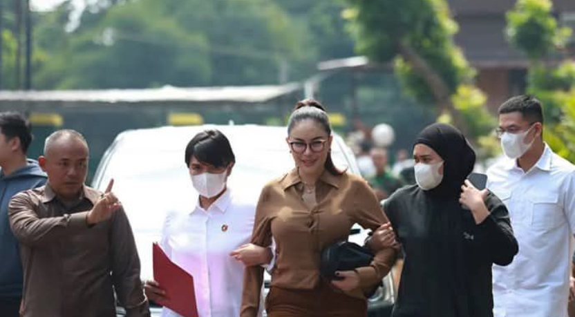 Tampil Tenang! Nikita Mirzani Didakwa Peras Pemilik Skincare, Sidang Perdana Jadi Sorotan