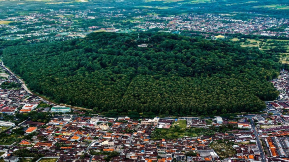 Fakta Unik Gunung Tidar yang Disebut Paku Tanah Jawa