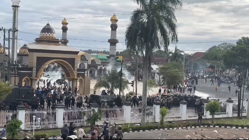 Aksi Demo Indonesia Cemas di Bengkulu Ricuh, Polisi Tembakkan Water Cannon dan Gas Air Mata