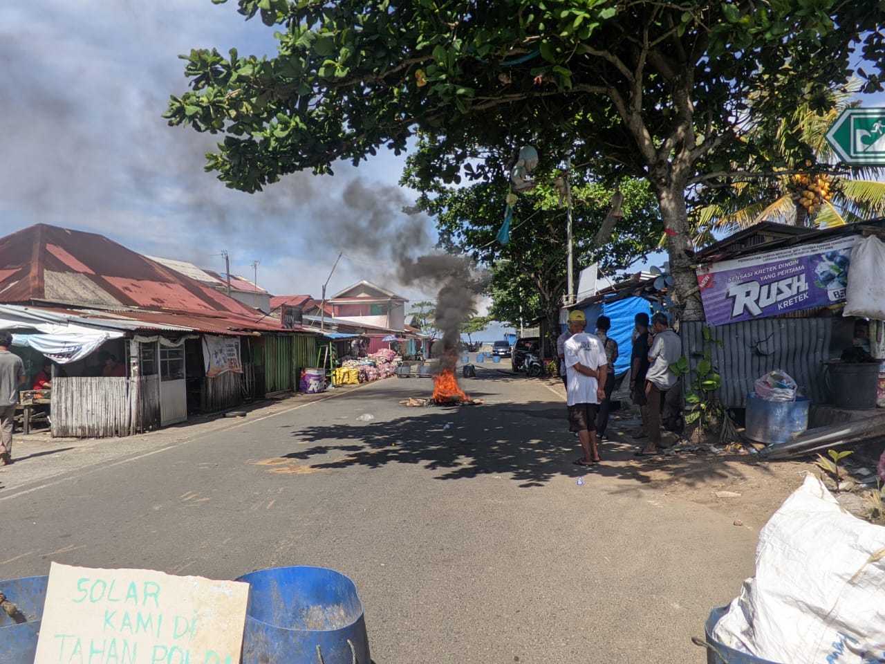 Pasokan Solar Terhenti, Nelayan Malabero Bakar Ban dan Blokade Jalan