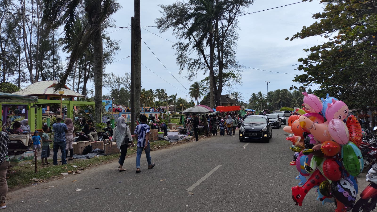Tiket Masuk Rp10 Ribu dan Hiburan Musik, Pantai Pasar Bawah Jadi Destinasi Populer Selama Libur Lebaran