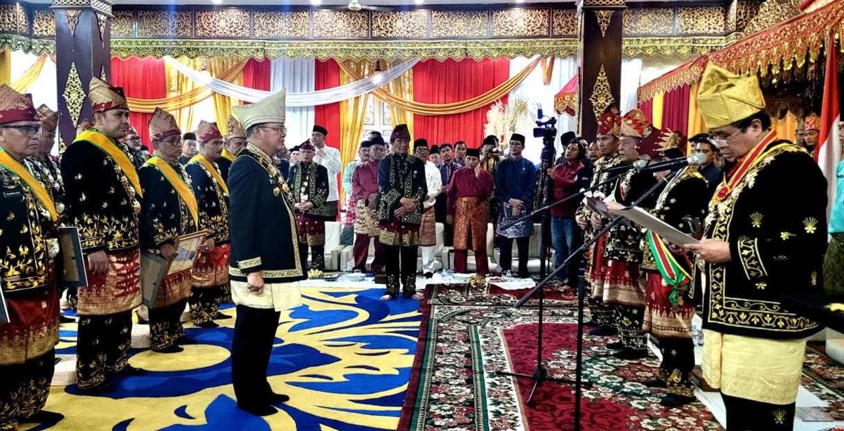 Gubernur Rohidin Terima Anugerah Kehormatan Lembaga Adat Melayu Jambi, sebagai 'Datuk H. Rohidin Mersyah'