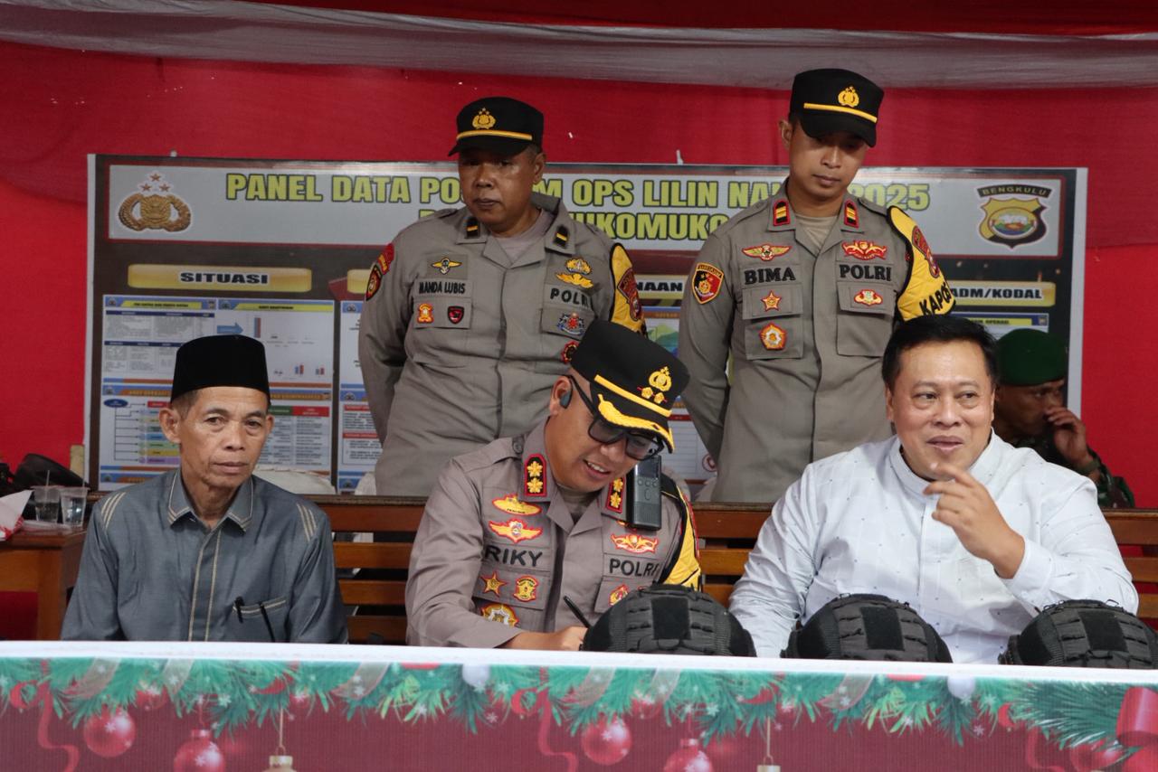 Kapolres dan Bupati Mukomuko Tinjau Pos Pam dan Pos Yan Jelang Nataru