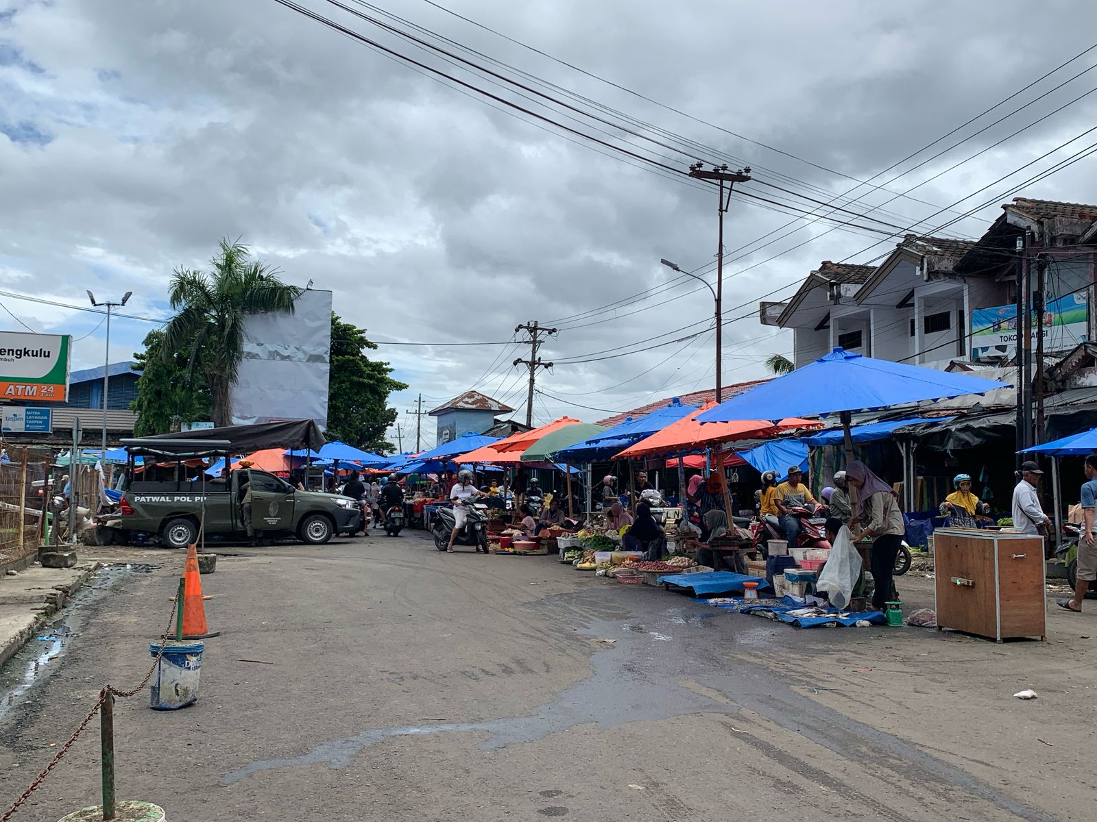 Jalanan Rapi Hanya Sementara? PKL di Mega Mall Bengkulu Kembali Beraksi!