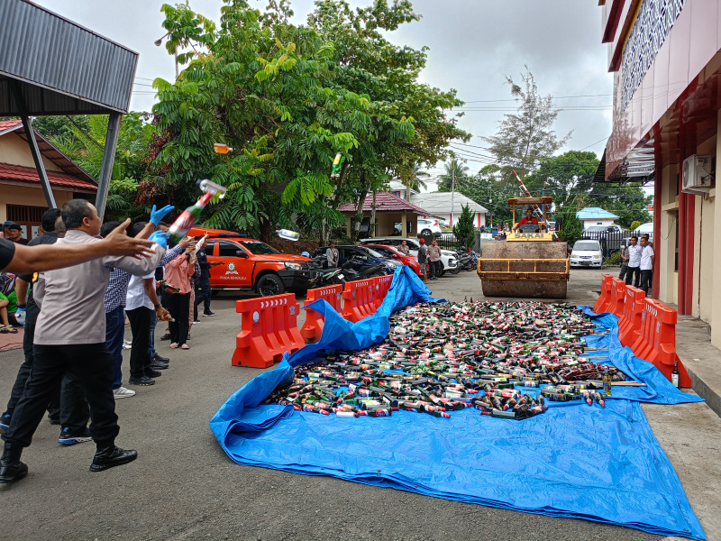 Polda Bengkulu Musnahkan 3.593 Botol Miras Hasil Operasi Pekat, Ada Juga Air Softgun 