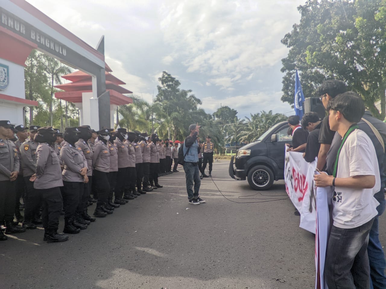 Peringati May Day 2026, Mahasiswa Bengkulu Gelar Aksi di Kantor Gubernur