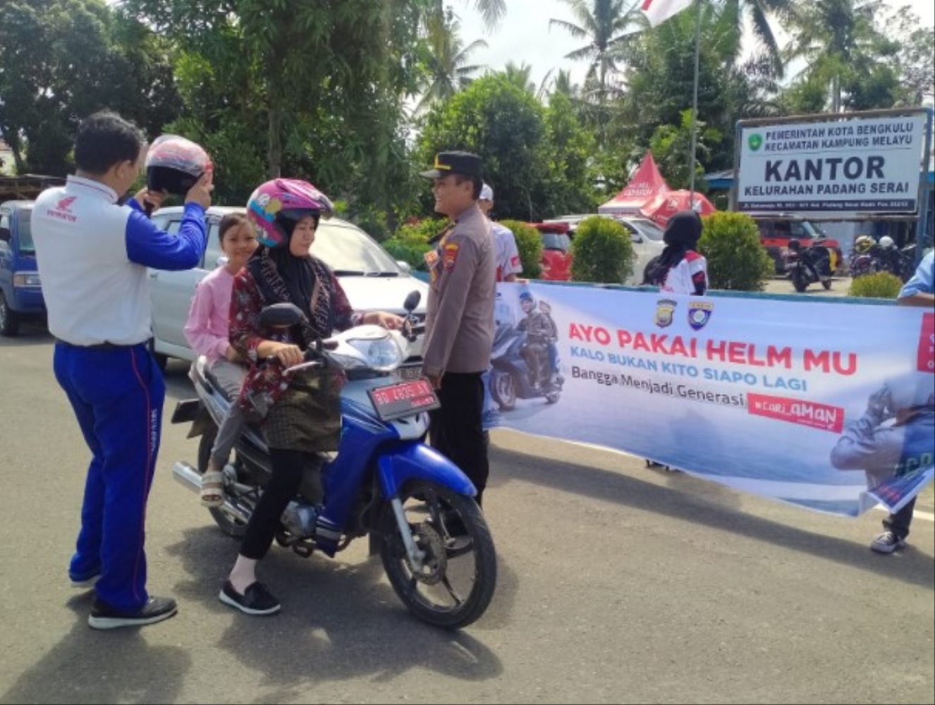 Bahaya Bonceng Anak di Depan, Tips #Cari_Aman Berkendara Bersama Anak