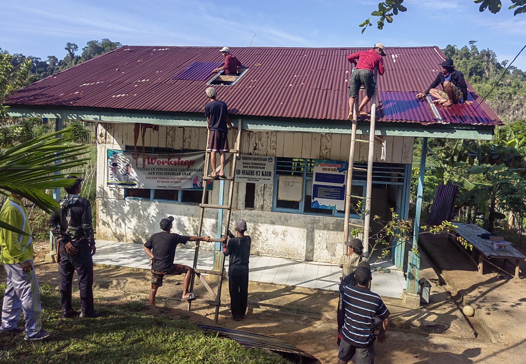 Gedung SDN 87 Kaur Lapuk dan Nyaris Roboh, Guru dan Wali Murid Patungan Lakukan Perbaikan Darurat