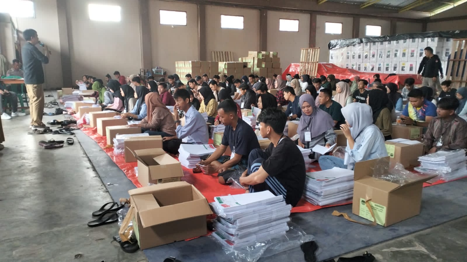 Ratusan Mahasiswa IAIN Curup Terlibat dalam Proses Penyortiran dan Pelipatan Surat Suara Pemilu