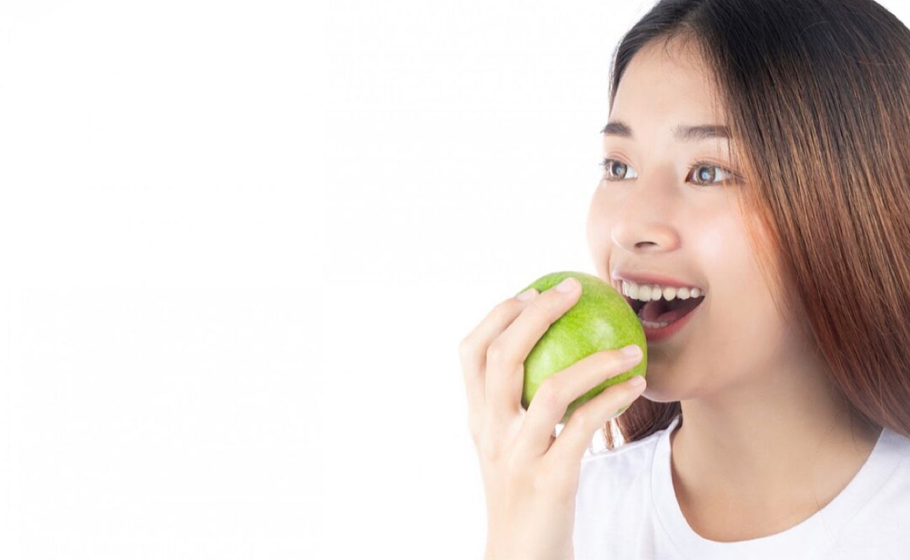 Rahasia Gigi Putih Bersinar: Mengatasi Permasalahan Gigi Kuning dengan Makanan dan Minuman