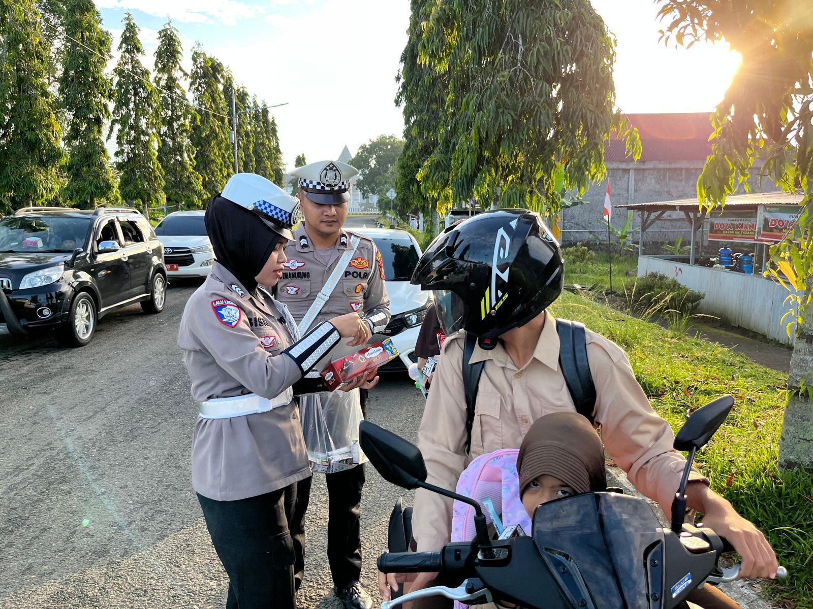 Sambut HUT Lalu Lintas ke-70, Polres Mukomuko Gelar Aksi Polwan Simpatik di Jalan Raya