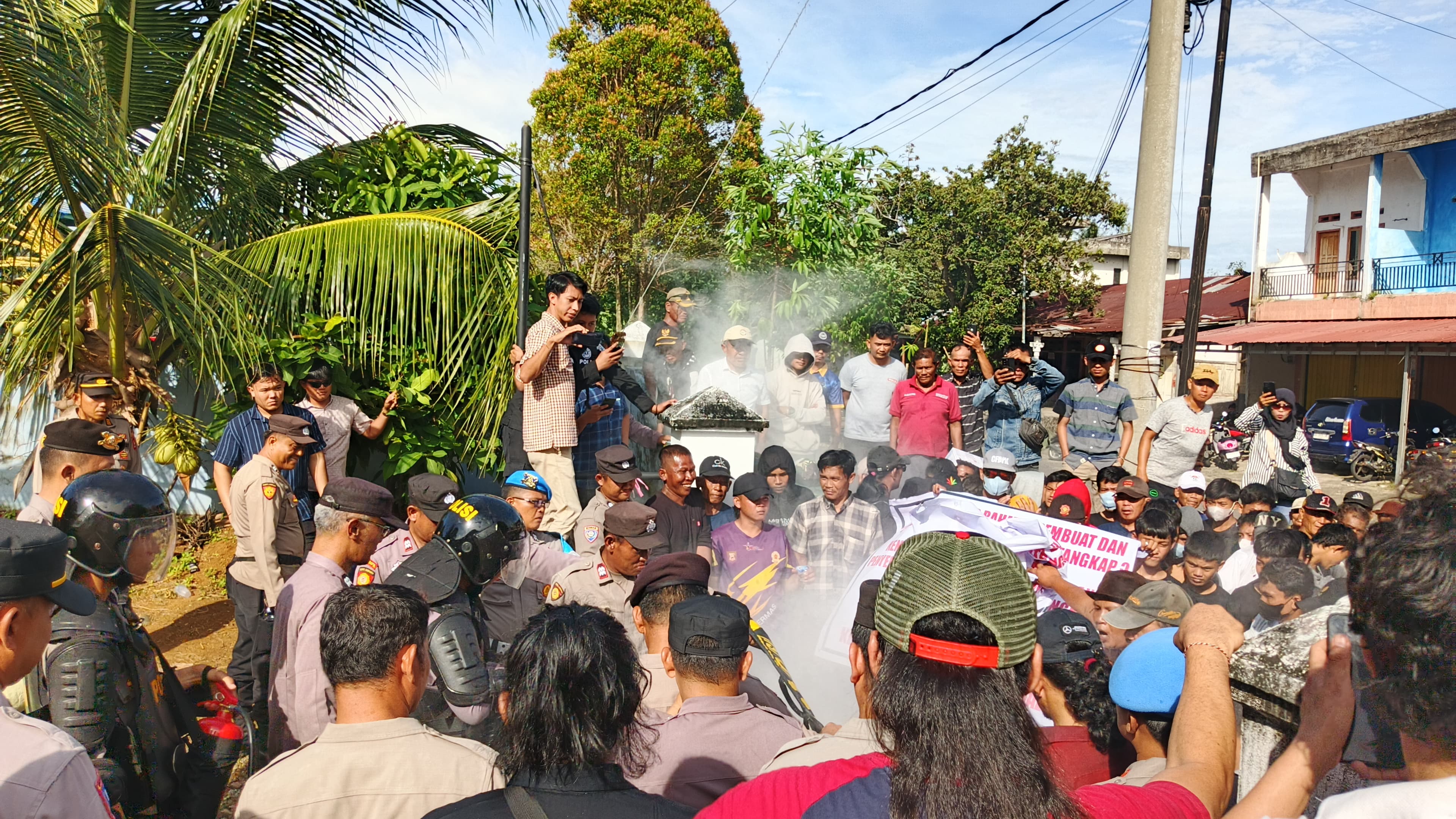 Ricuh di Bawaslu, Pendukung Paslon 02 Demo Tuntut Kejelasan 20 Laporan Pelanggaran PSU, Bakar Keranda Mayat