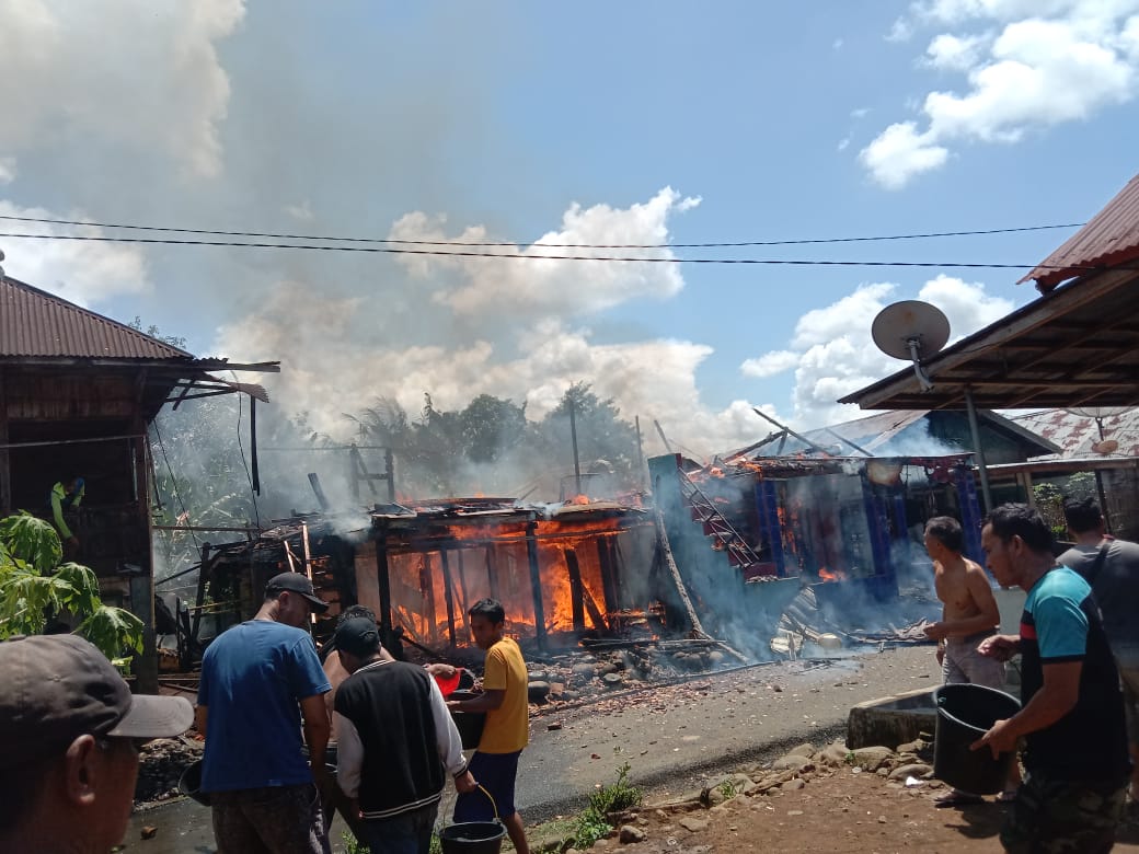 BREAKING NEWS: 2 Rumah di Rejang Lebong Ludes Terbakar, Kerugian Diperkirakan Rp200 Juta