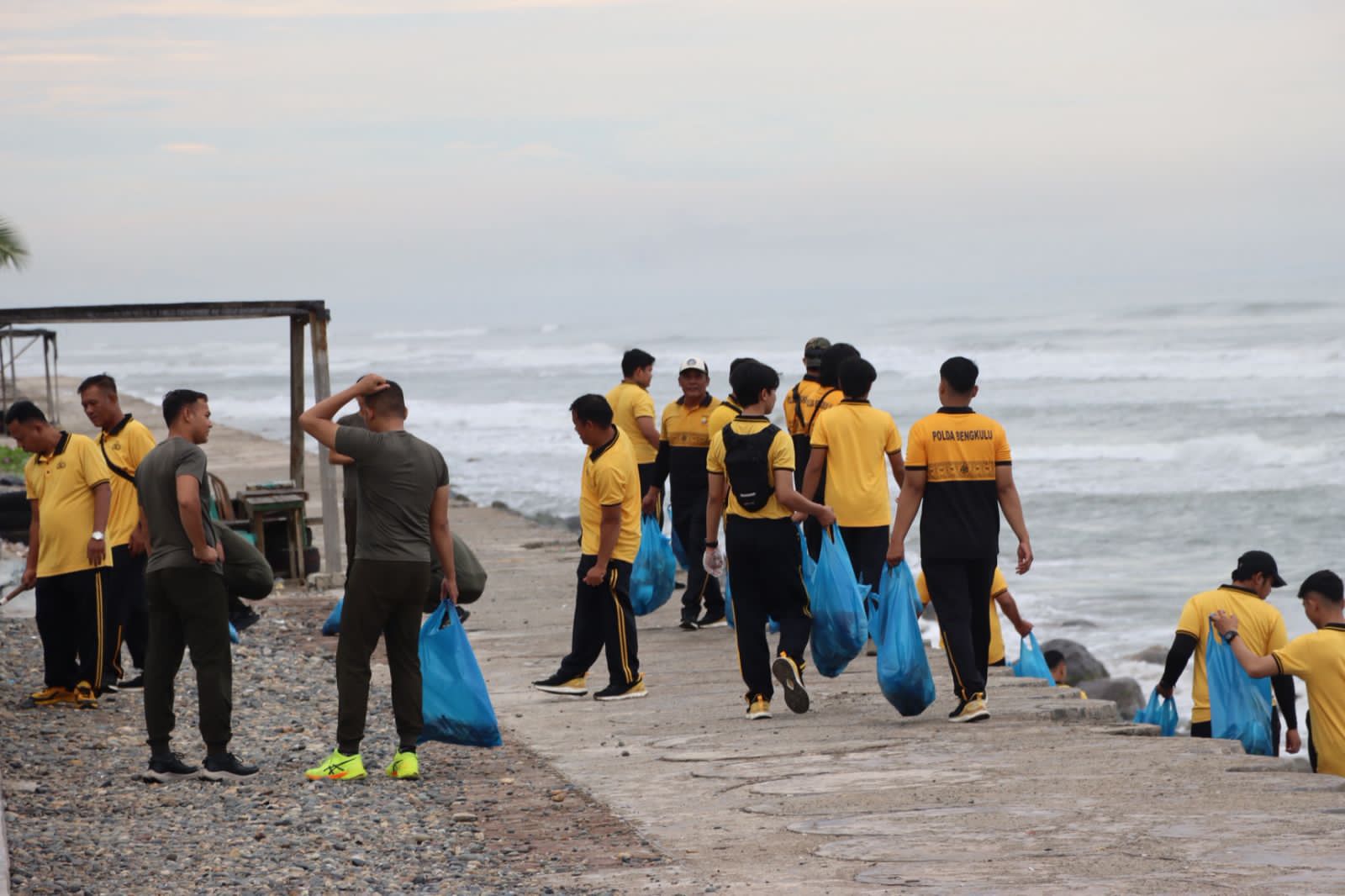Polres Mukomuko dan Forkopimda Gelar Aksi Bersih Pantai dan Kota Lewat GEMPAR GEMPITA ASRI