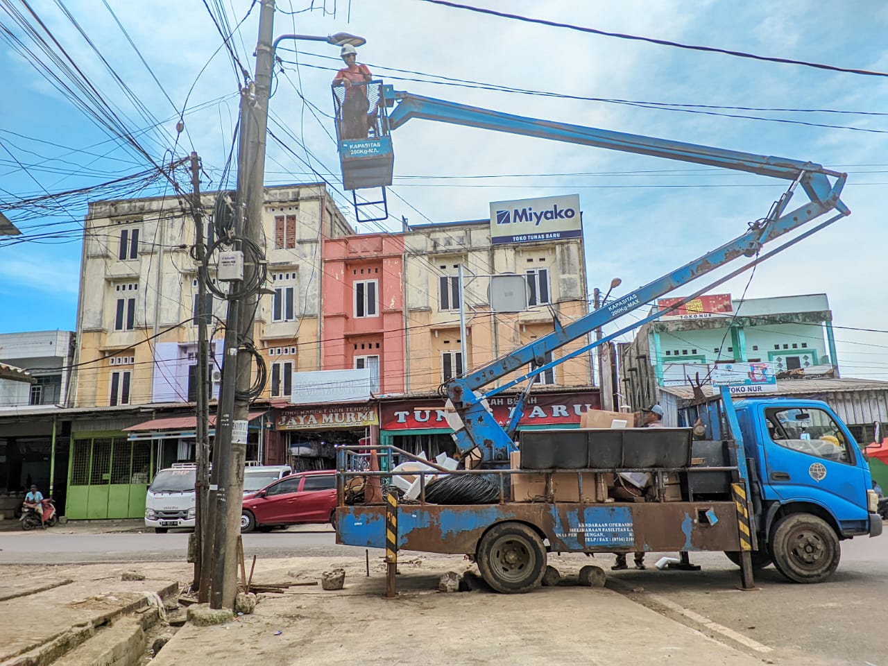 Dishub Kota Bengkulu Pasang 17 Lampu Penerangan di Pasar Subuh