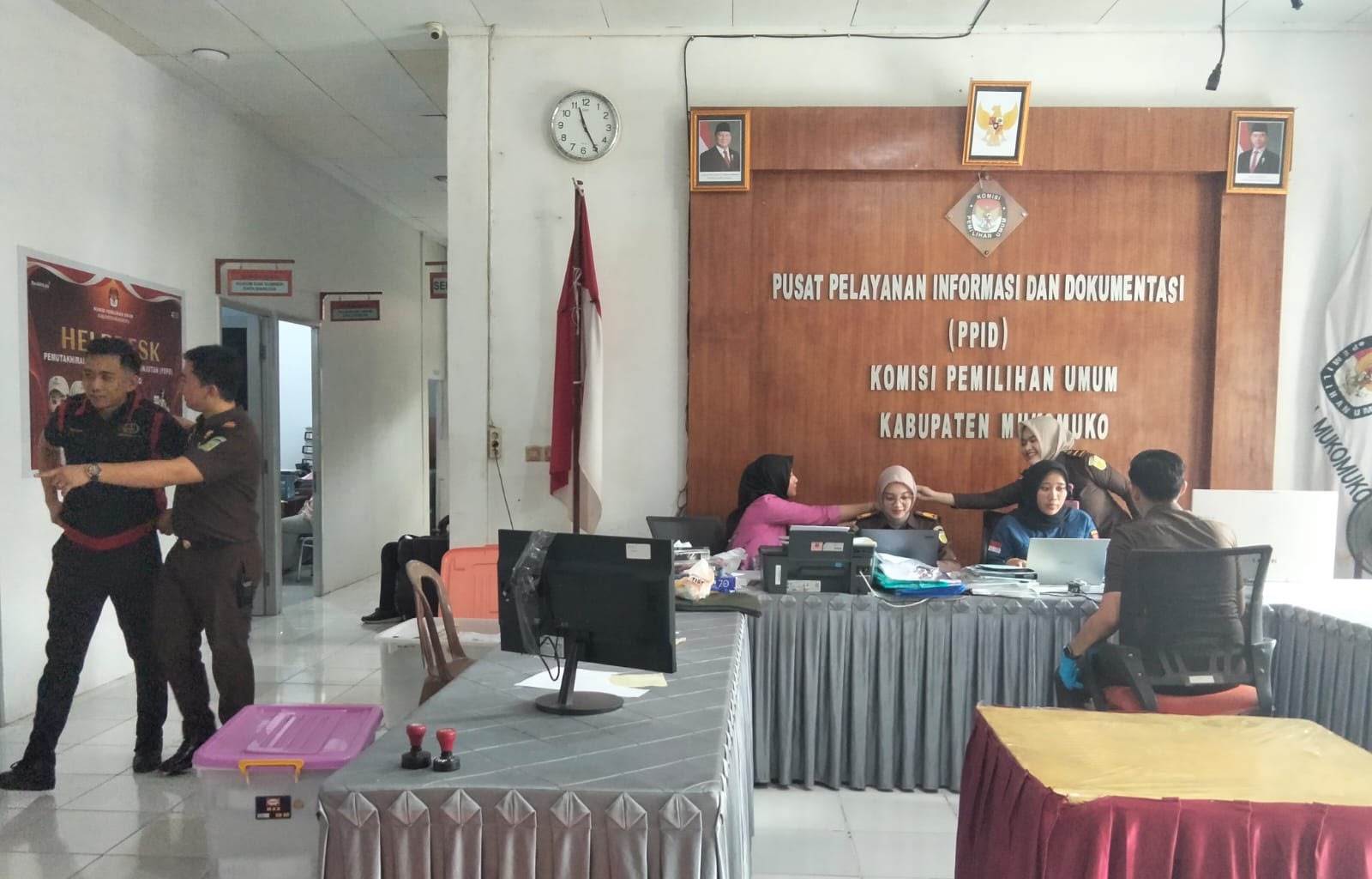 Kejari Mukomuko Geledah Kantor KPU, 5 Kotak Barang Bukti Dana Pilkada 2024 Diangkut