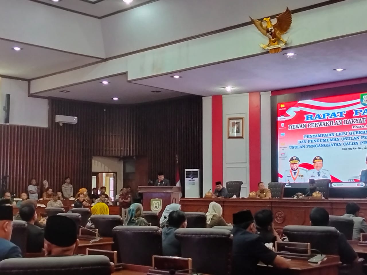 Paripurna DPRD Bengkulu Sahkan Usulan Pergantian Pimpinan di Tengah Ketegangan