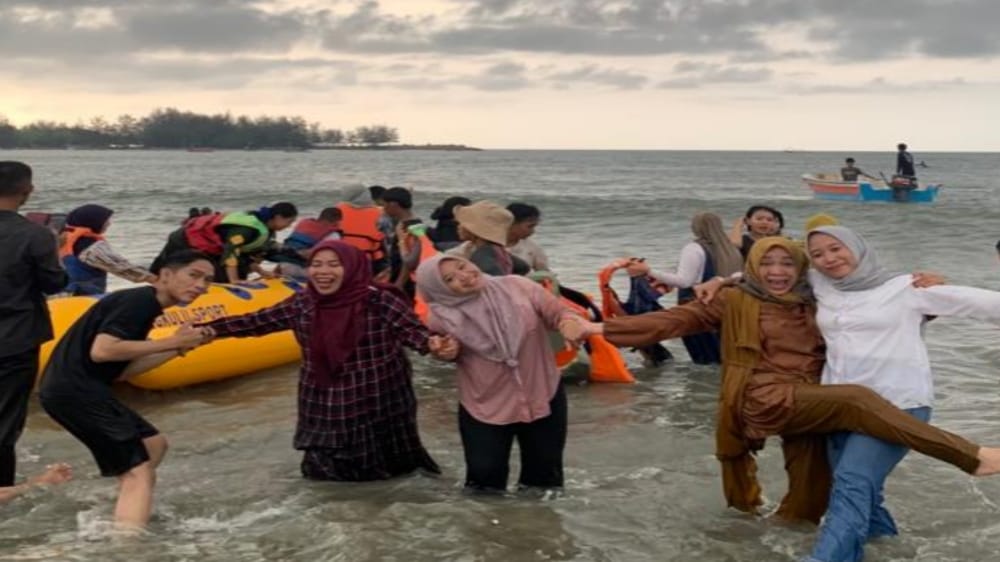 Liburan Natal dan Tahun Baru, Wisatawan Ramai Mandi di Pantai Jakat Kota Bengkulu