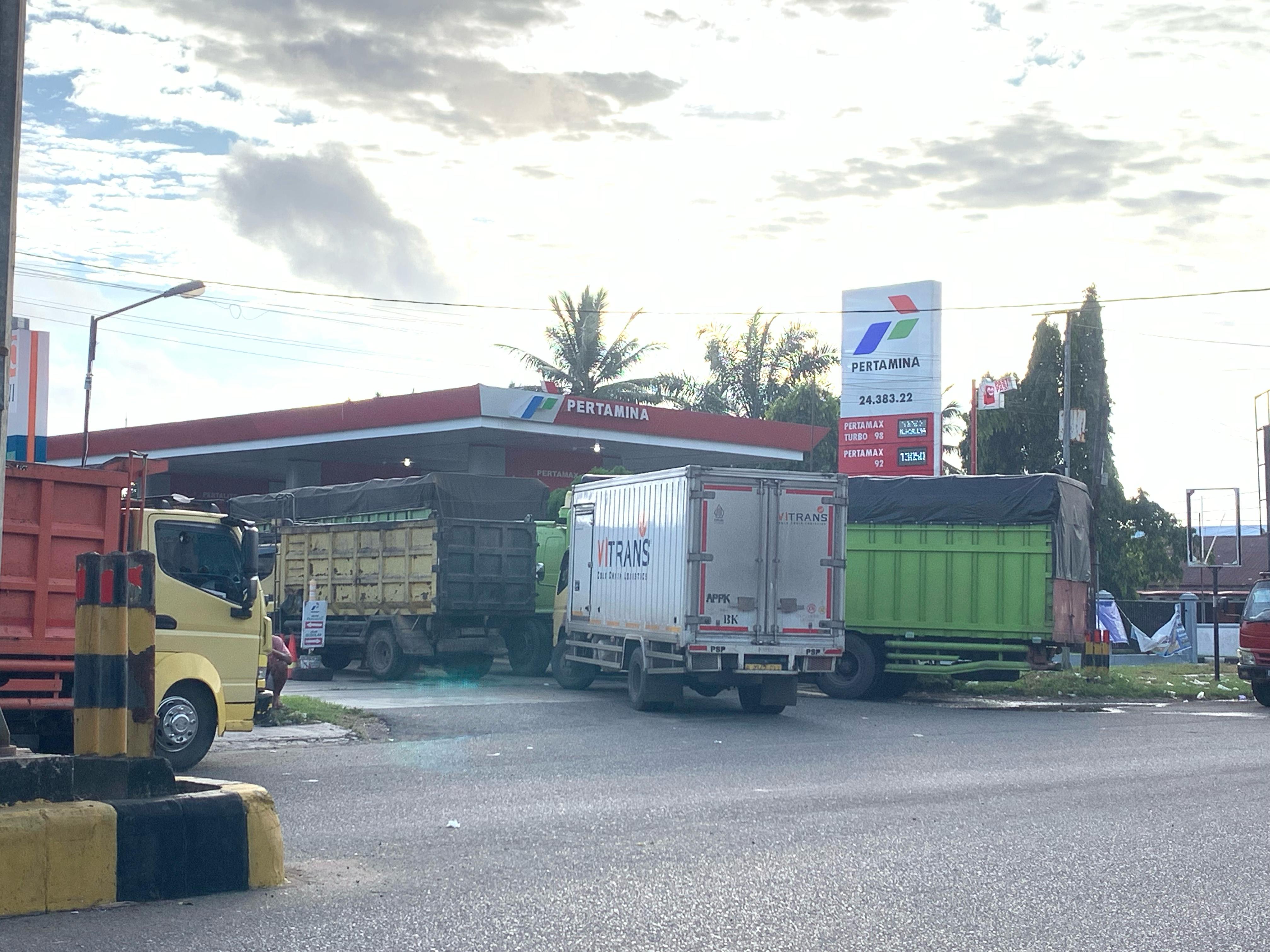 Antrean Truk di SPBU Bandar Ratu Mukomuko Kian Panjang, Truk dari Sumbar Dominasi