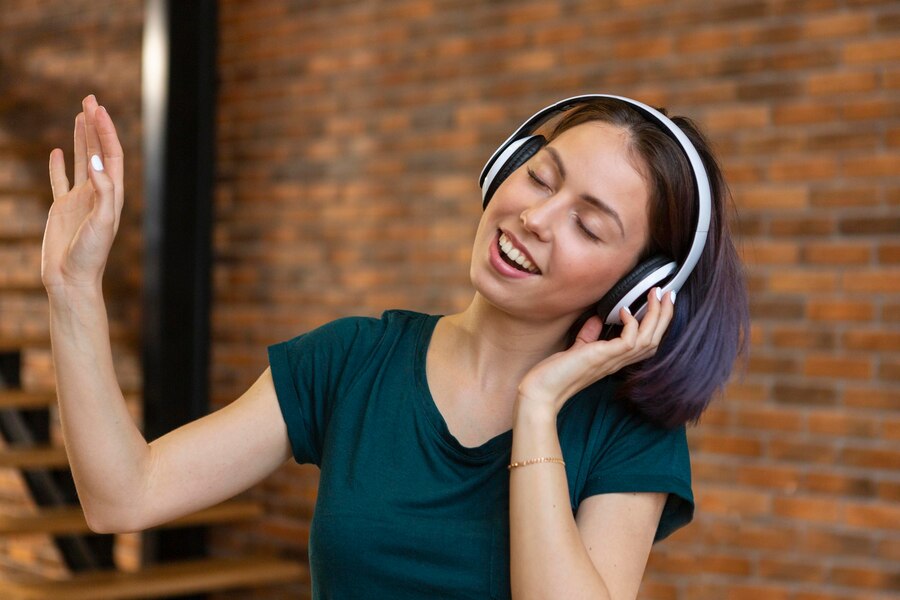 Sedang Stres atau Lelah Bekerja? Dengarkan Jenis-jenis Musik Berikut Ini yang Bisa Merelaksasi Pikiran