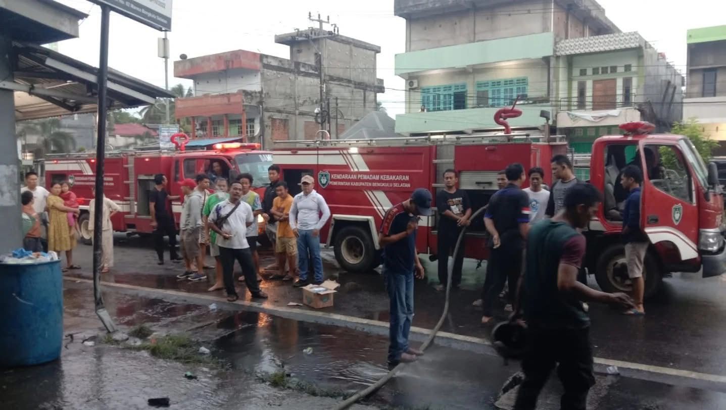 Kebakaran Terjadi di Bengkulu Selatan, Dua Truk Milik Warga Ludes Terbakar