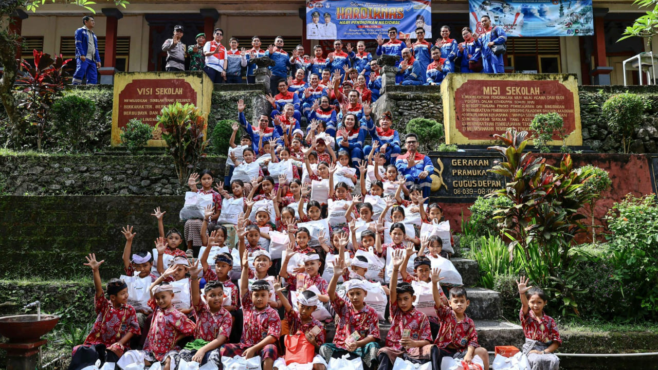 Pertamina Dorong Kemajuan Pendidikan, Dewan Komisaris Berbagi Inspirasi di SDN Antiga