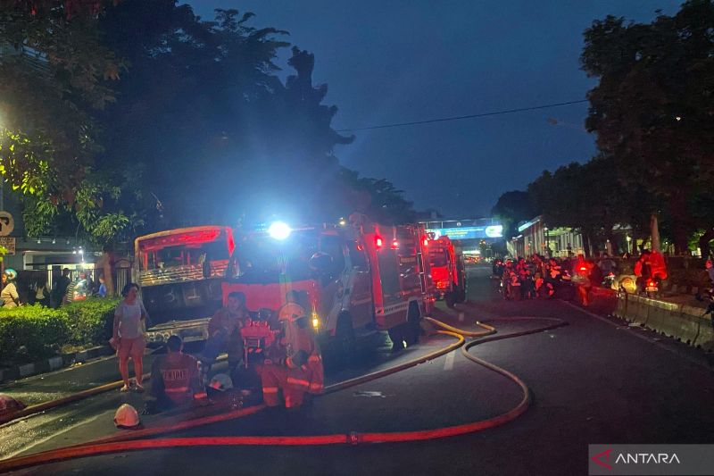 60 Petugas dan 12 Mobil Dikerahkan Padamkan Kebakaran Gedung Gegana