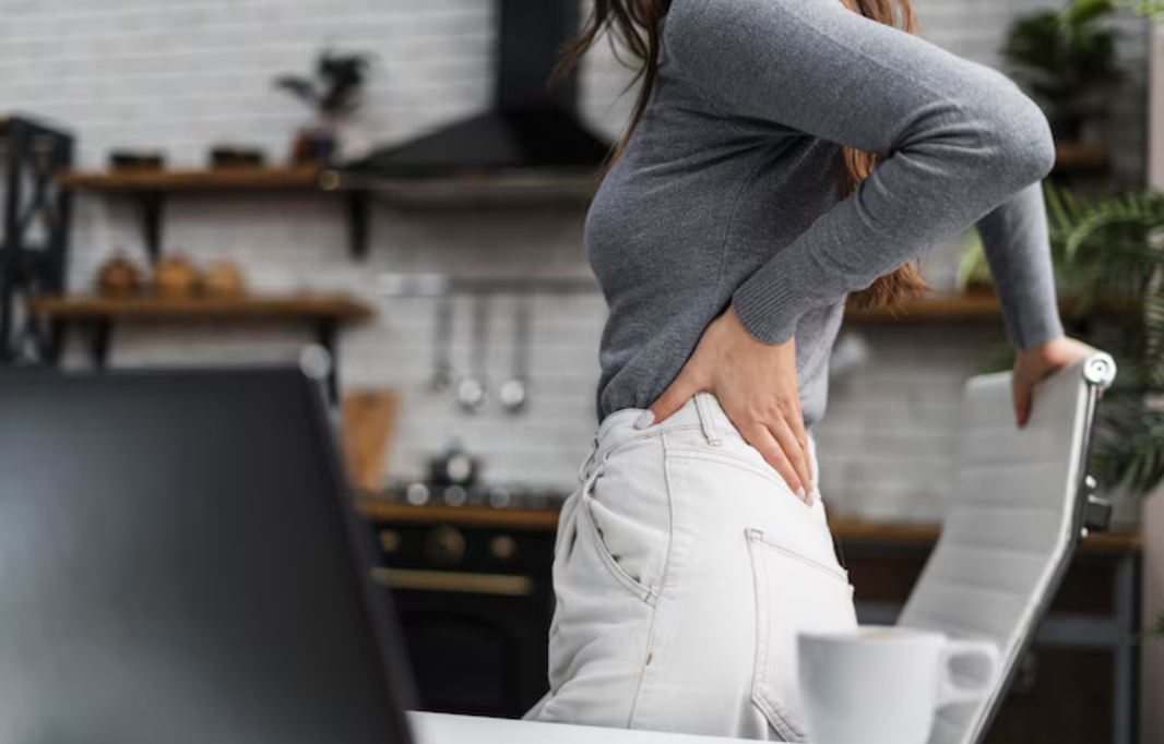 Terlalu Lama Duduk Bikin Nyeri Punggung? Ini Tips Ampuh Mengatasinya!
