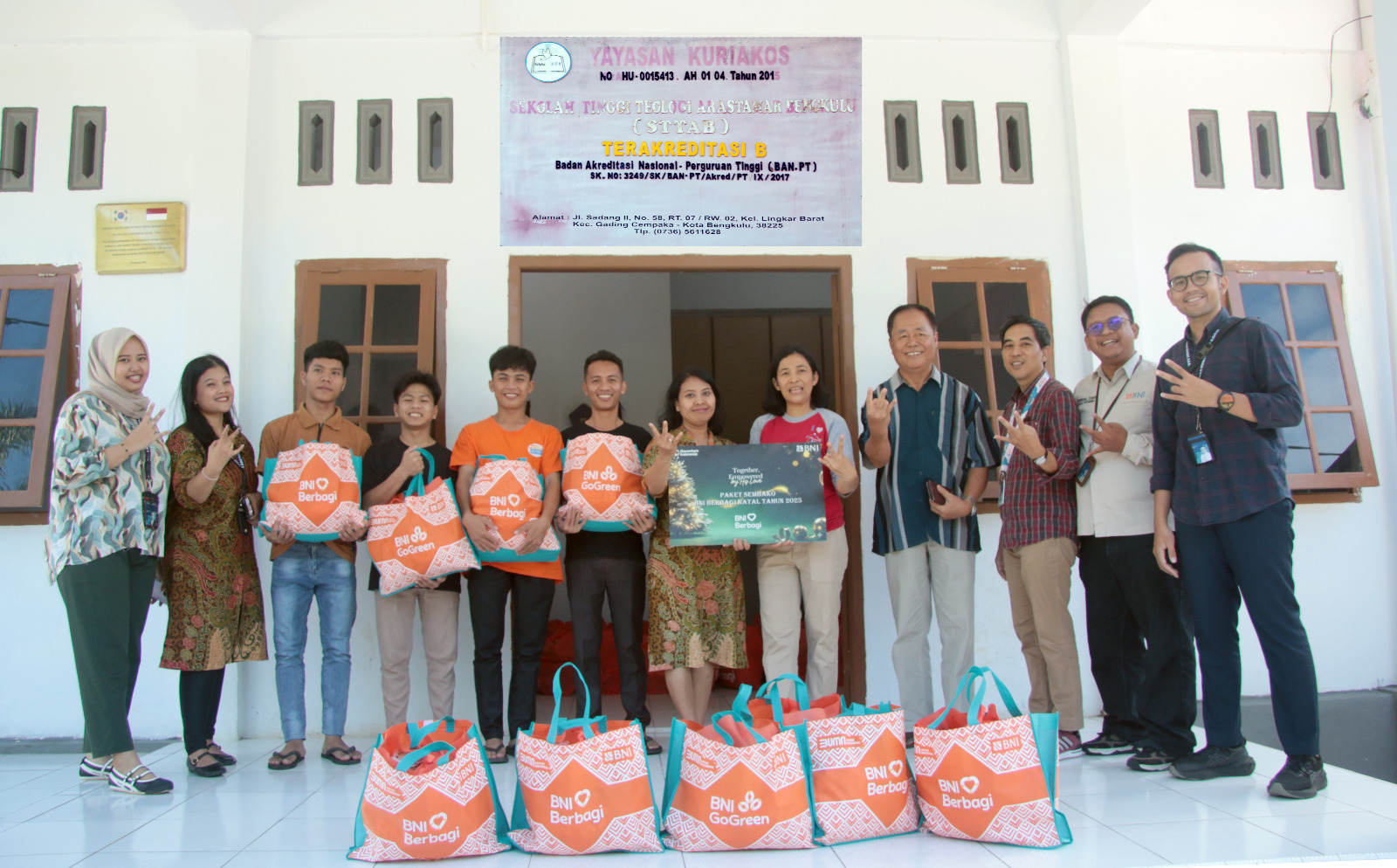 BNI Salurkan 200 Paket Sembako dan Bantuan Rumah Ibadah Lewat Program Natal 2025 di Bengkulu