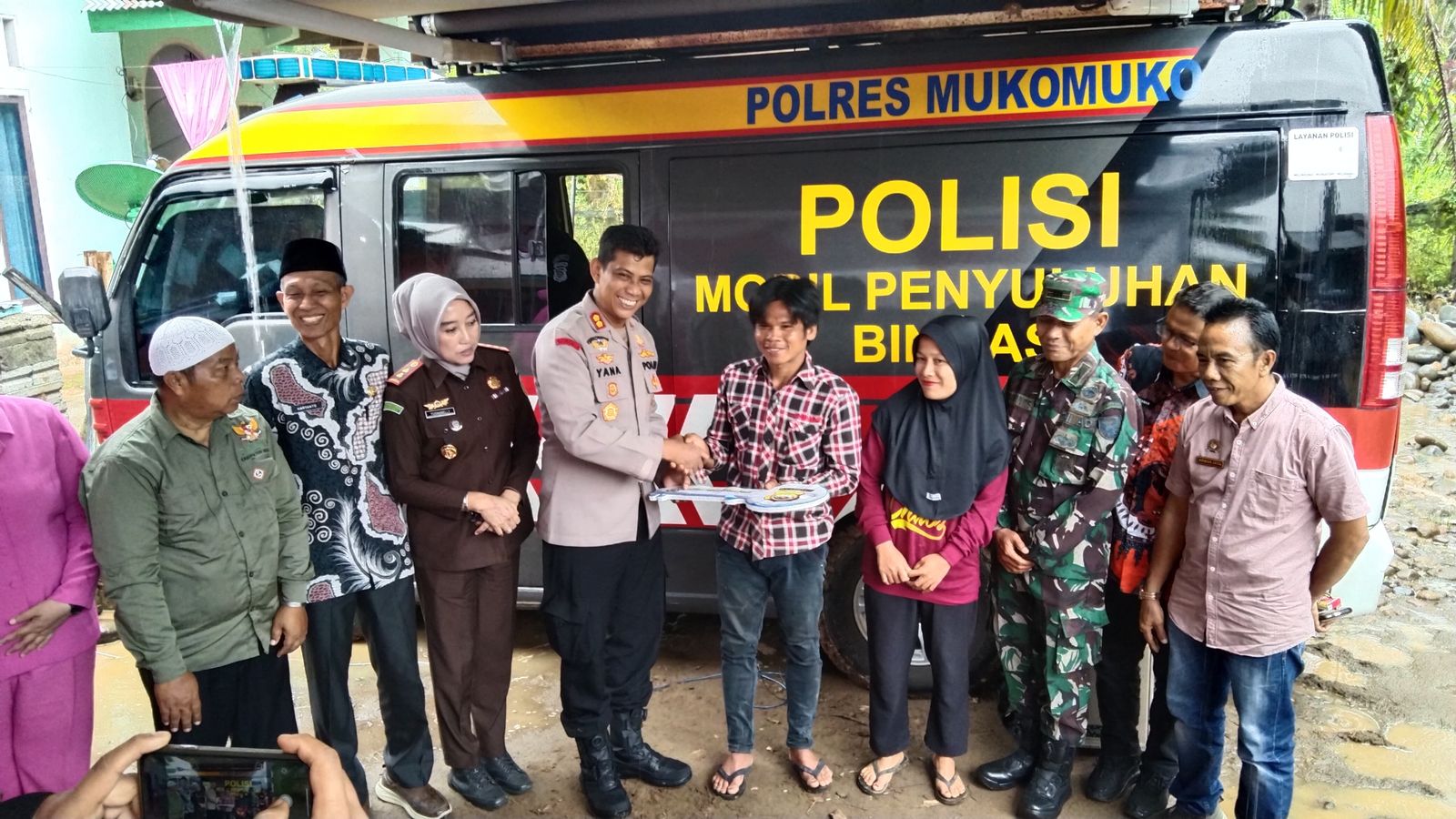 Warga Desa Lubuk Pinang Terima Bantuan Bedah Rumah dari Polisi, Kapolres Mukomuko Beri Penjelasan