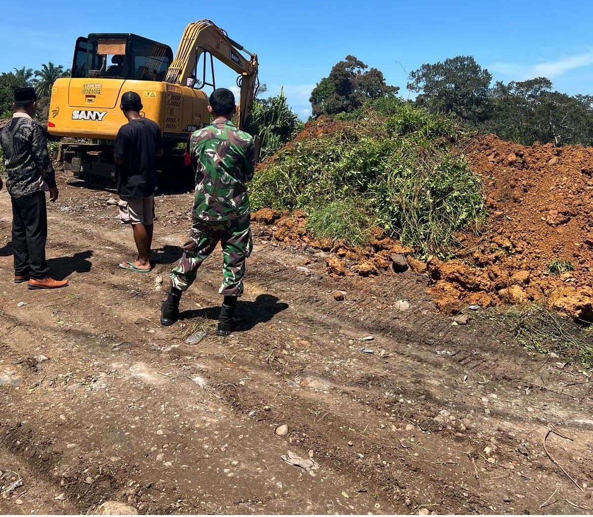 Jalan Terbelah Akibat Abrasi, Polsek Batik Nau dan TNI Bangun Pembatas Demi Keselamatan Pengendara