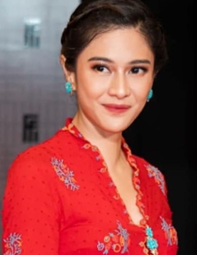 9 Artis Indonesia Ini Tampil Anggun Dengan Kebaya Merah 7805