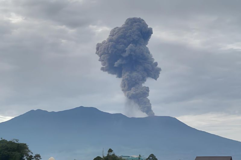 Gunung Marapi di Sumbar Erupsi Senin Pagi, Kolom Abu Mencapai 1,6 Kilometer