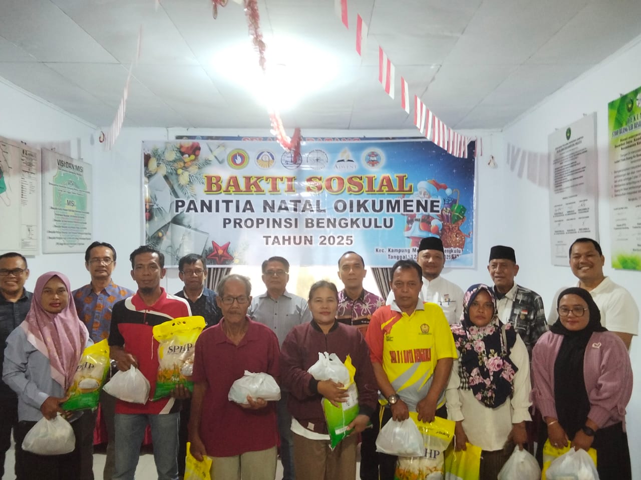 Berbagi Kasih, Panitia Natal Oikumene Bagikan 250 Paket Sembako untuk Warga Kampung Melayu