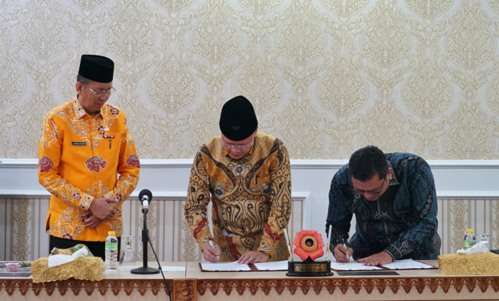 Gubernur Rohidin dan Bawaslu Bengkulu Tandatangani NPHD untuk Tahapan Pemilu 2024