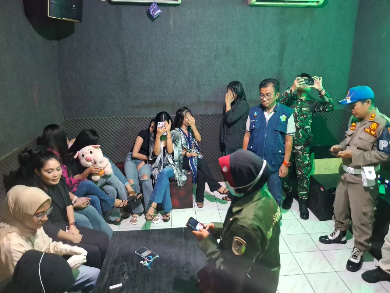 Satpol PP Mukomuko Periksa Kesehatan 20 Pemandu Karaoke, Antisipasi Penyebaran HIV/AIDS Saat Ramadan
