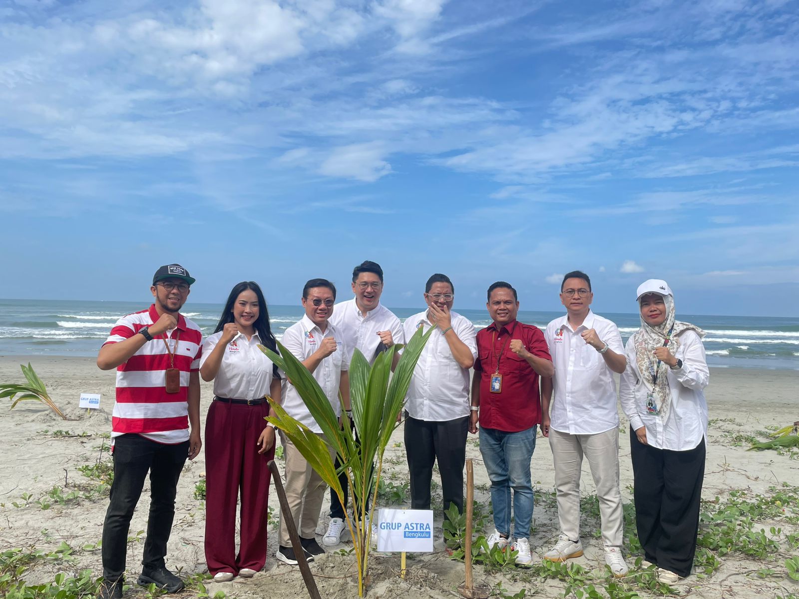 Astra Motor Bengkulu Dukung GEMPALA, Ikut Tanam 10 Ribu Pohon Kelapa di Pantai Panjang