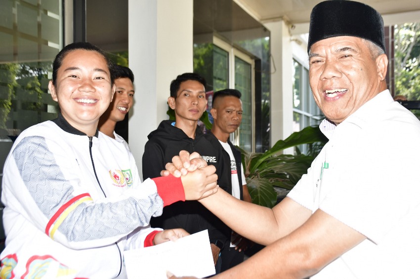 Bupati Syamsul Efendi Lepas Keberangkatan 2 Atlet Rejang Lebong ke Pon XXI Aceh - Sumut 