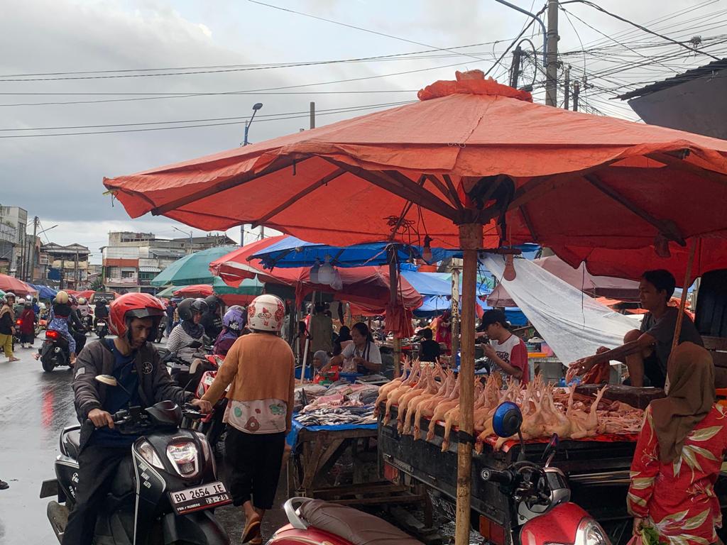 Jelang Nataru Pasar Panorama Dibanjiri Stok, Harga Cabai hingga Ayam Potong Anjlok