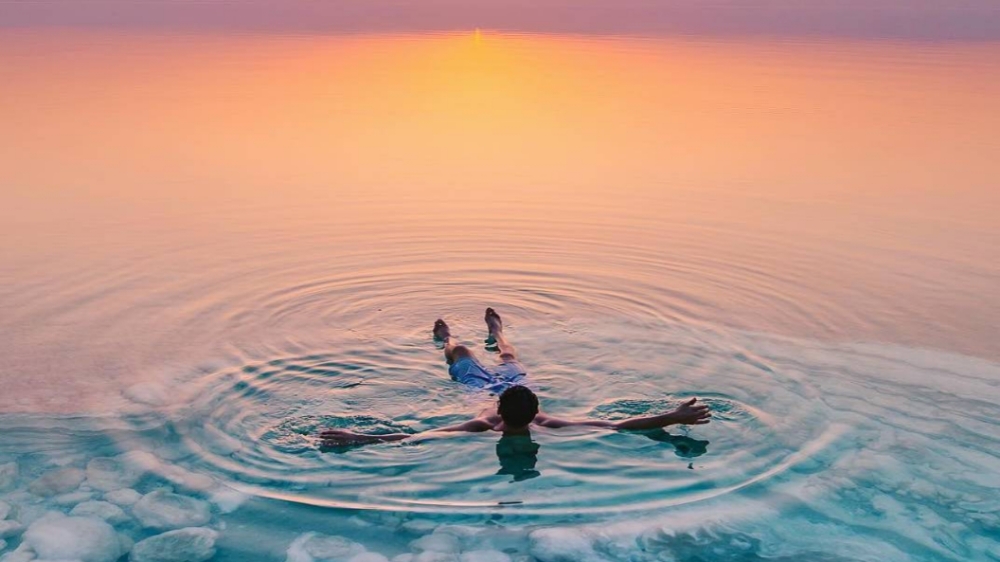 Kenapa Orang Tidak Bisa Tenggelam di Laut Mati? Ini Alasannya!