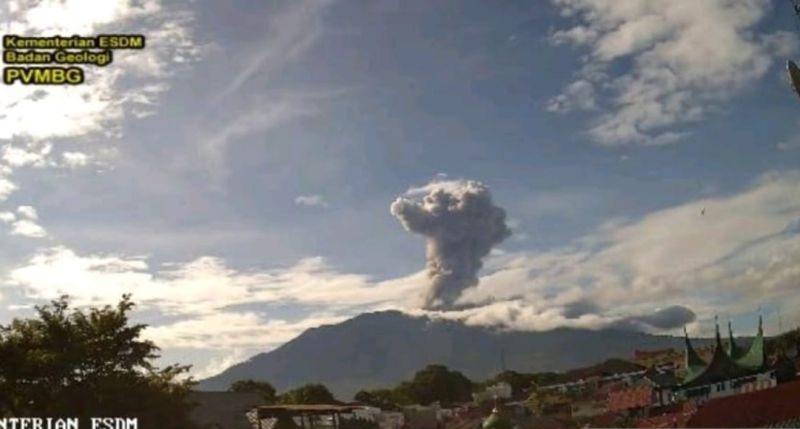 Gunung Marapi Semburkan Abu Setinggi 1,6 Km, PVMBG Ingatkan Warga Jauhi Radius 3 Kilometer