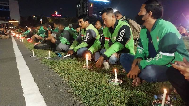 Solidaritas Menggema, Ribuan Driver Ojol Gelar Aksi Seribu Lilin untuk Affan