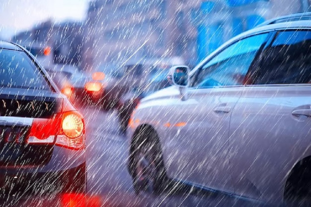 Segera Kurangi Kecepatan! Berikut 10 Tips Aman Berkendaraan di Jalan Licin Saat Musim Hujan