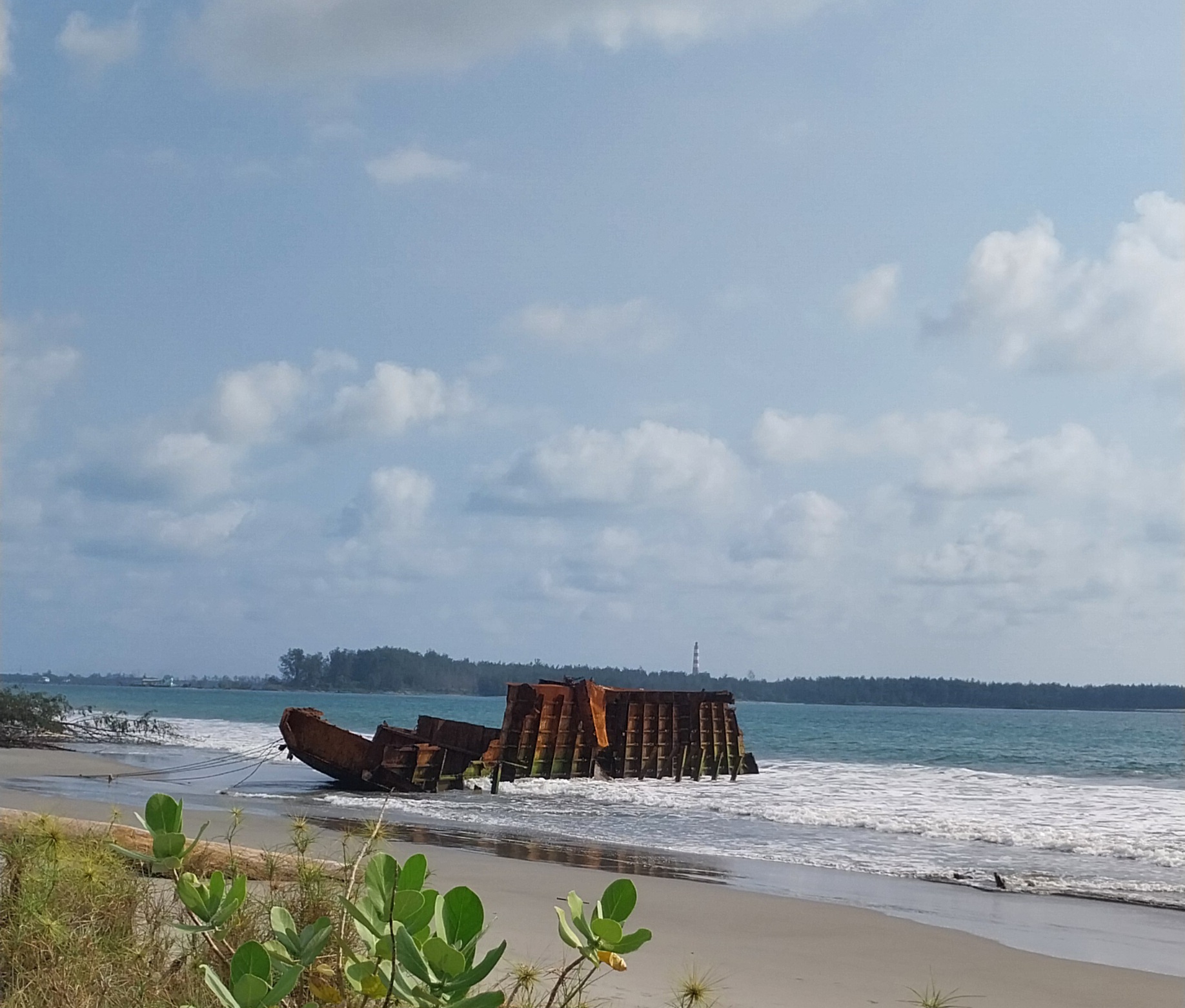 Wow! Kapal Tongkang Terbelah di Pulau Baai Mendadak Jadi Objek Wisata