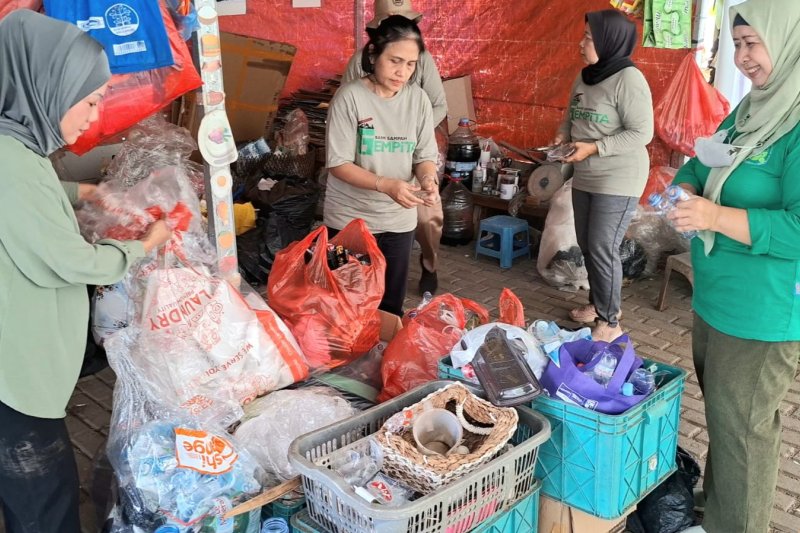 Kartini Bekasi Sulap Limbah Plastik jadi BBM