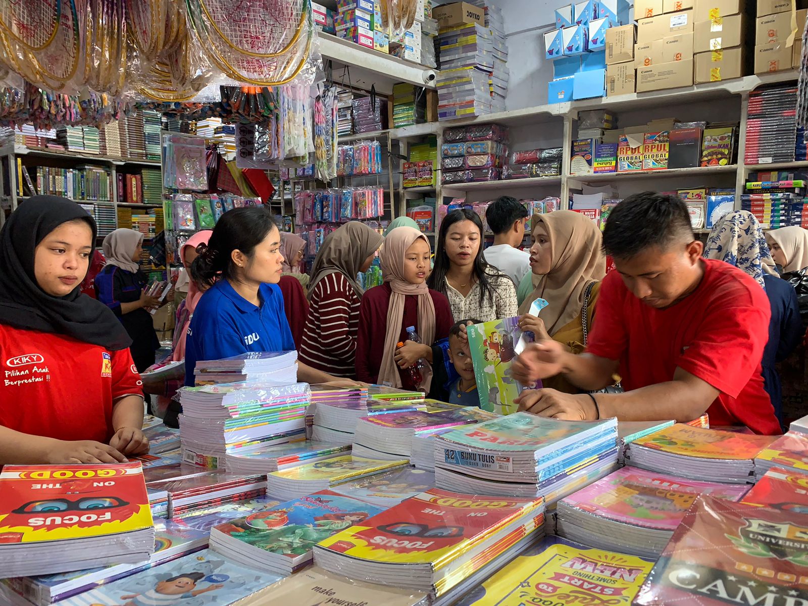 Buku Tulis Sampai Sepatu Ludes! Ini Fenomena Belanja Sekolah di Bengkulu