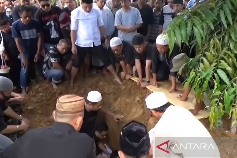 Rektor UHO Prof. Armid Dimakamkan di TPU Punggolaka Kendari