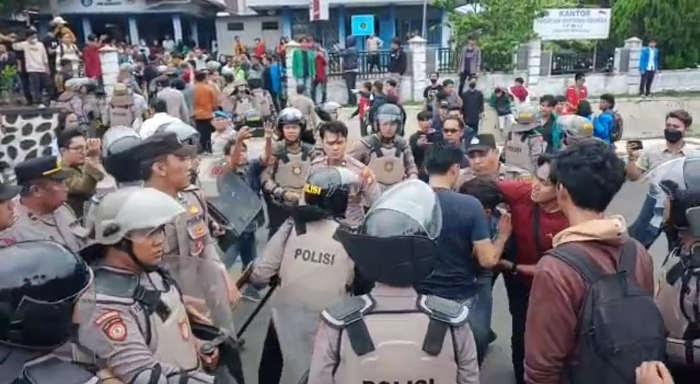 Aksi Demo Tolak Uu Cipta Kerja Di Bengkulu Ricuh Massa Dorong Mobil