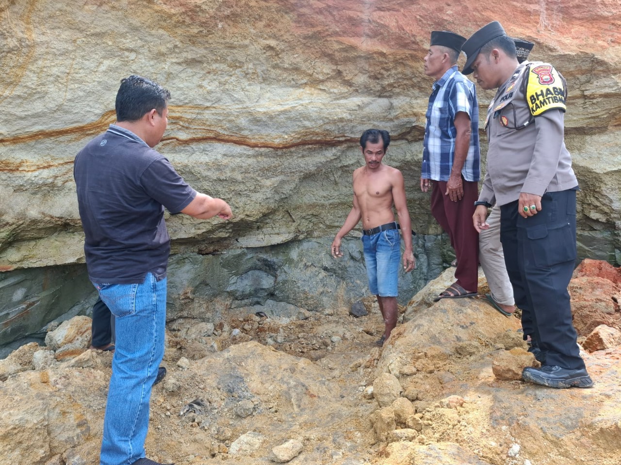 Tragis! Berteduh dari Hujan, Pria di Bengkulu Utara Tewas Tertimbun Longsor